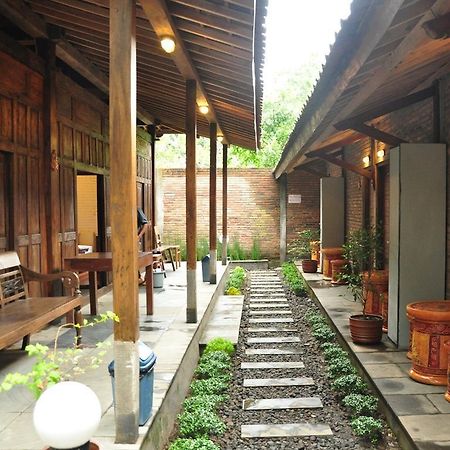 Cempaka Pensión Magelang Exterior foto